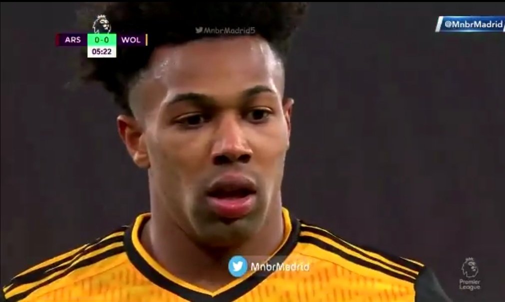 SomosAnalistas_'s tweet photo. La mirada fija de Adama Traoré hacia Raúl Jiménez recibiendo atención médica totalmente desvanecido después del durisimo golpe con David Luiz

Ojalá no sea nada grave https://t.co/msALIwomqk