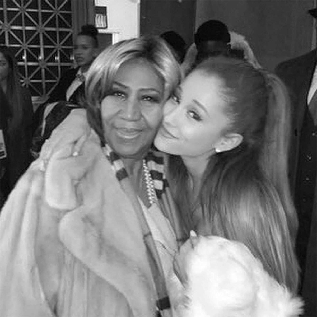ppredictorss's tweet photo. Mariah Carey and Ariana Grande have taken and will post a selfie together. https://t.co/4bBmejCl4U