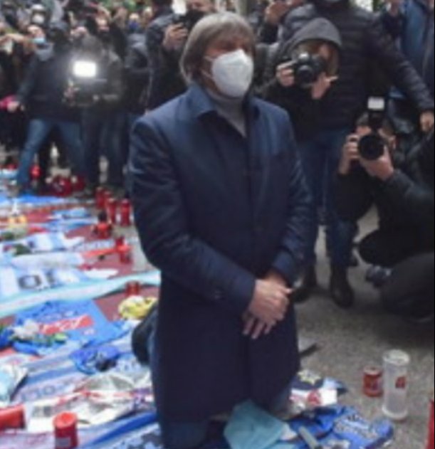 angelomangiante's tweet photo. Lo dico sottovoce. 
È una mia speranza, nulla più. Bruno Conti in ginocchio da Maradona ci ricorda il rispetto tra questi grandi campioni, l'umiltà, il cuore.  Pensando a loro, sarebbe bellissimo se tra Napoli e Roma il calcio tornasse a essere solo un gioco. Come una volta. ❤️ https://t.co/rBOWbLMwJV