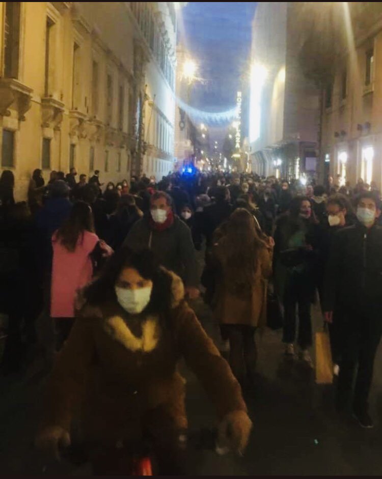 Via del Corso a Roma e non c’è neppure una funivia