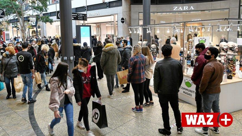 Centro Oberhausen: Viele Warteschlangen vor den Läden https://t.co/Nihb74v7IK https://t.co/SIfJ6Q85LR
