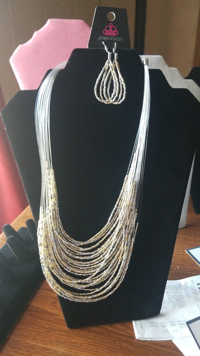 DebbieKeehner's tweet photo. Looking for stocking stuffers?  Need a gift for a teacher?  I have some gorgeous pieces.  I have Earrings, Bracelets, Rings, Short Necklaces, Long Necklaces and LiL Diva pieces.  Message me with a specific color and I'll send you pics.  Live near me, free delivery! I can Ship too https://t.co/nl4mNzEOsV