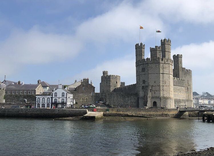 城ねこ新聞 インスタで Caernarfon Castle で 検索するとウィリアム王子の写真がたくさん出てきて なんだろうと思ったらカナーヴォン城は 英国の第一王子戴冠式が今も行われるお城だから らしいです 城ねこ新聞 インスタで Caernarfon Castle で 検索するとウィリアム王子の写真がたくさん出てきて なんだろうと思ったらカナーヴォン城は 英国の第一王子戴冠式が今も行われるお城だから らしいです