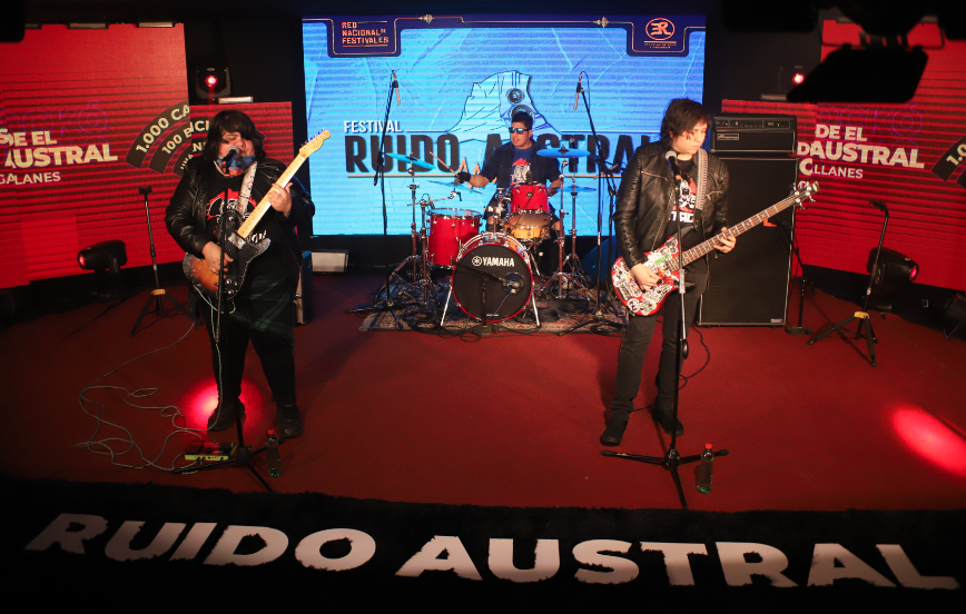 EscuelasdeRock's tweet photo. Por primera vez, una banda de Puerto Natales ficha en #Rockódromo: el honor es para #Retrov, la primera de las 52 bandas y solistas que hoy tocan en #Rockódromo2020. Síguelo desde https://t.co/I6J6w7popL / fanpage FB de @EscuelasdeRock y @rockaxisoficial / @RitoqueFM https://t.co/r8b3VrfMJP