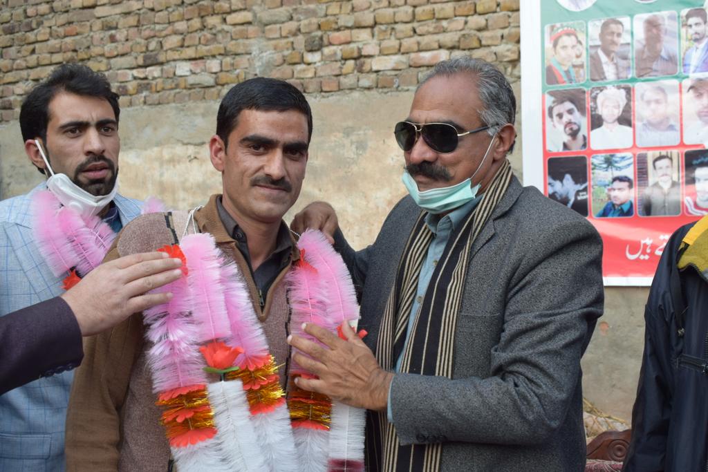 Sardar_Tabarak's tweet photo. #اسلام_آباد : صدر پاکستان تحریک انصاف ضلع مظفرآباد سردار تبارک علی کی قیادت پر اعتماد کا اظہار کرتے ہوئے یونین کونسل سرلی سچہ سے جناب راجہ معروف ٹھیکدار، جناب راجہ نثار،  جناب راجہ پرویز، جناب راجہ نواز، جناب راجہ اسحاق، جناب راجہ اکرم، جناب https://t.co/eaLPxvqRCU