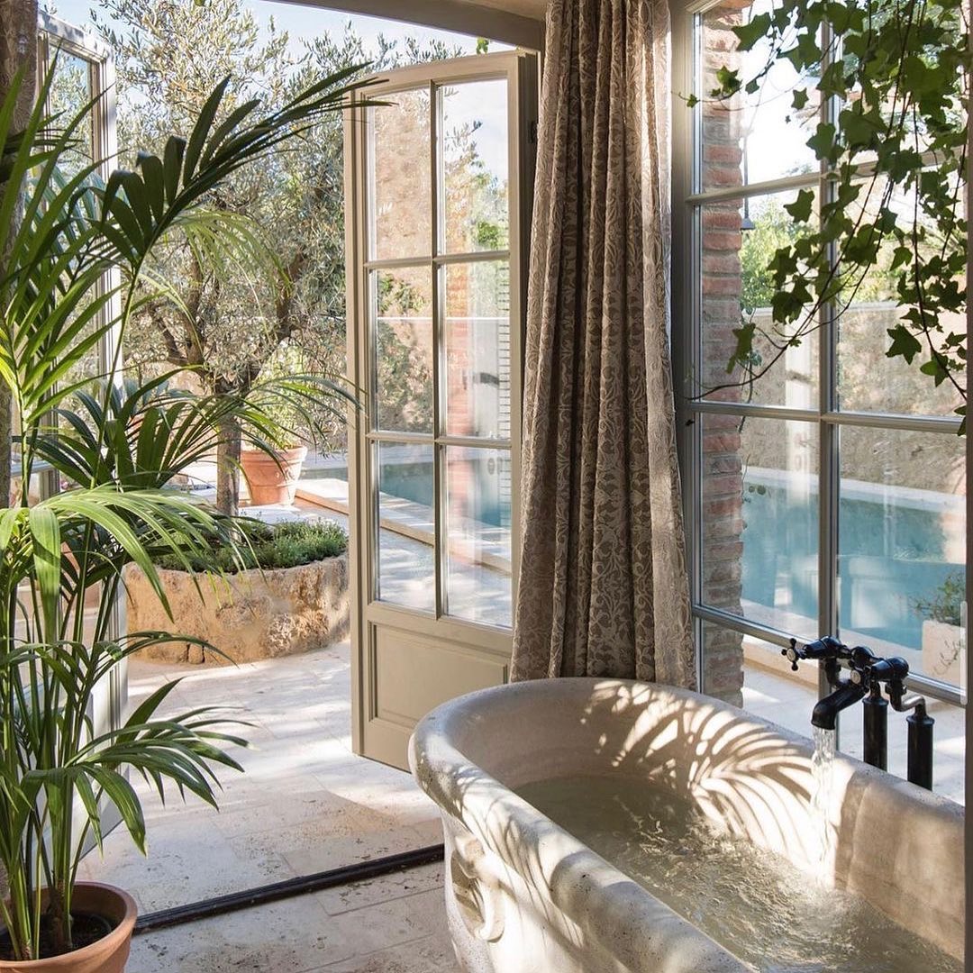shewearprada's tweet photo. Sunday at home 🏡⛅🍸 https://t.co/5MQpFEAazf