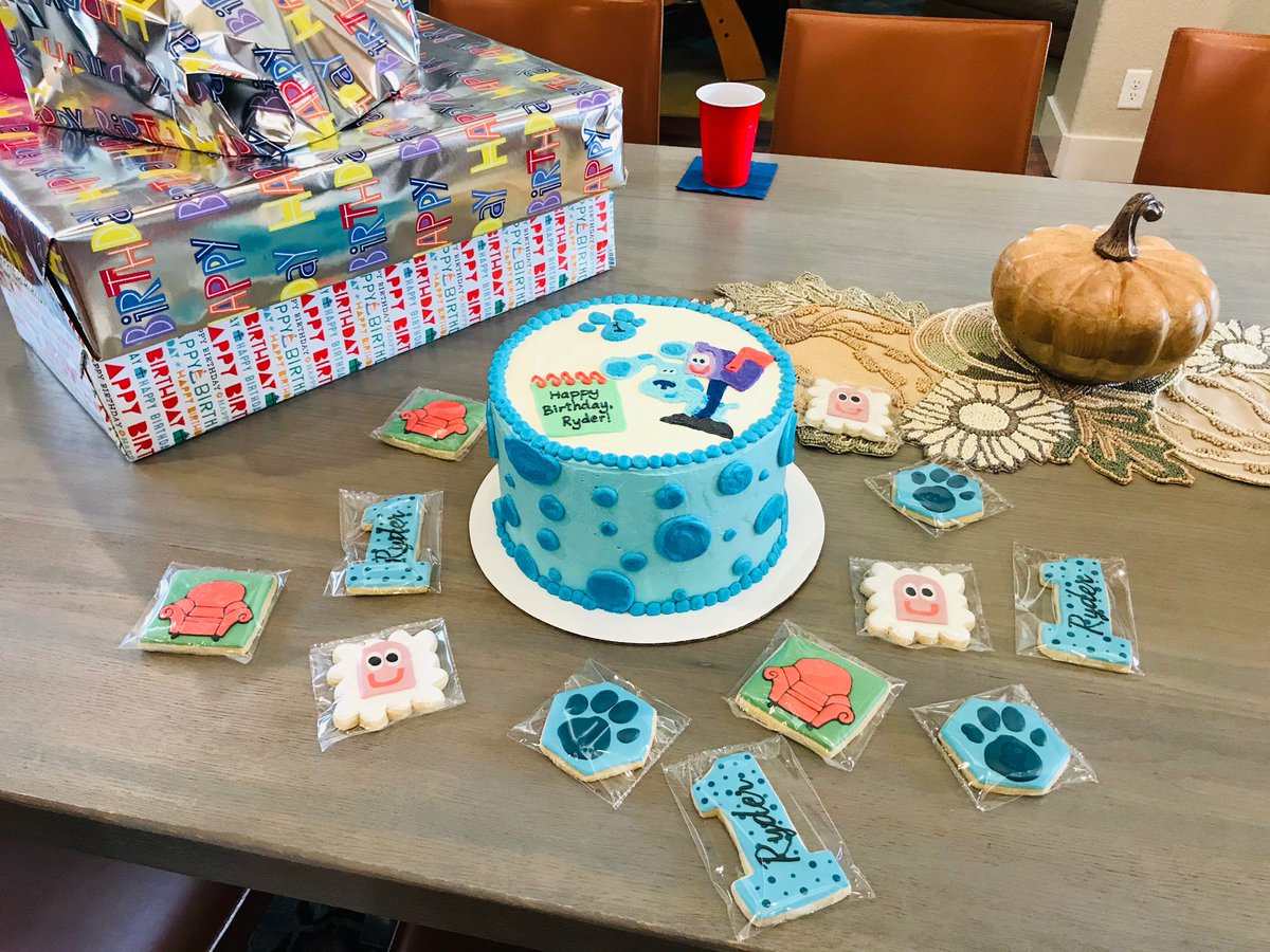 Blues Clues cookies and cake for a special milestone birthday! 🐾💙 #bluemixerbakery #decoratedcookies #royalicingcookies #buttercreamcakes