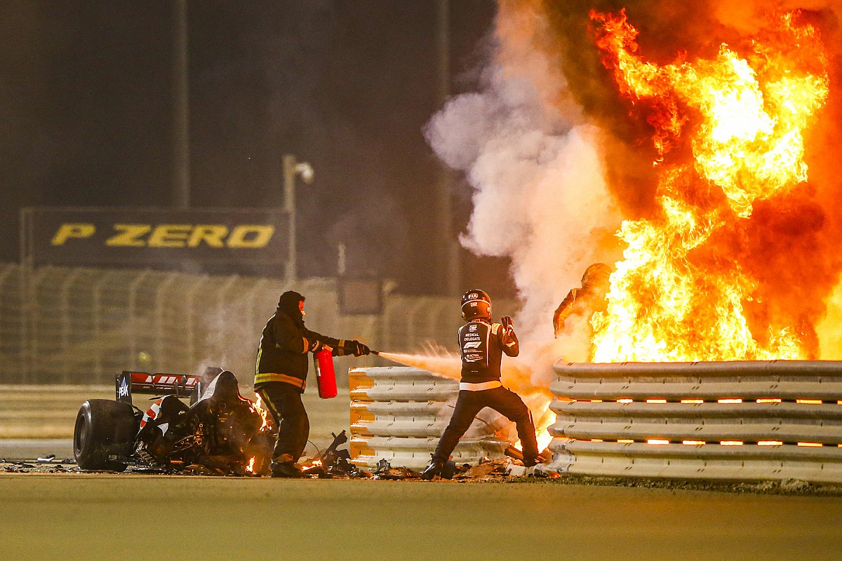 Grosjean sale con vida tras un brutal accidente e incendio en F1 (video y fotos) 1