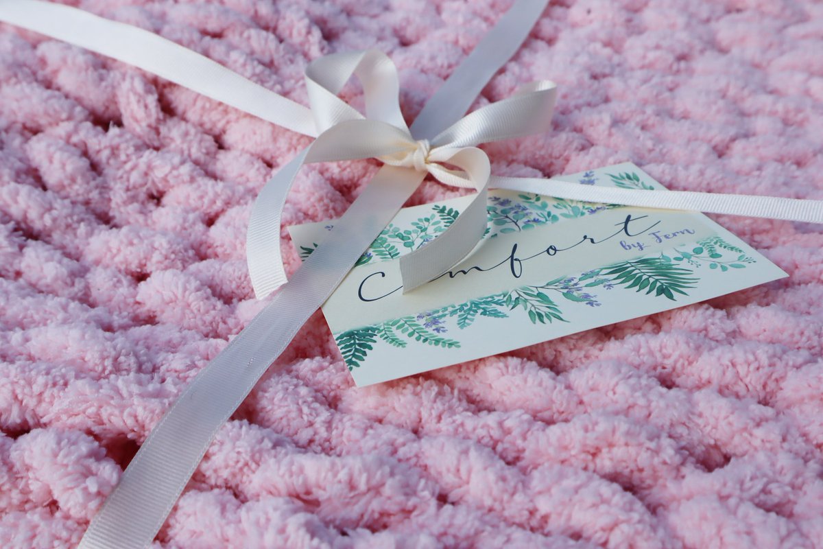 ComfortByFern's tweet photo. @ThatAlay_shia Heyyy congrats! I'm Marina, and I make chunky knit blankets! 💗 They are perfect gifts for the holidays (even for yourself!) https://t.co/7T4ZTPGqoS 😃 https://t.co/dUle4MF3XA