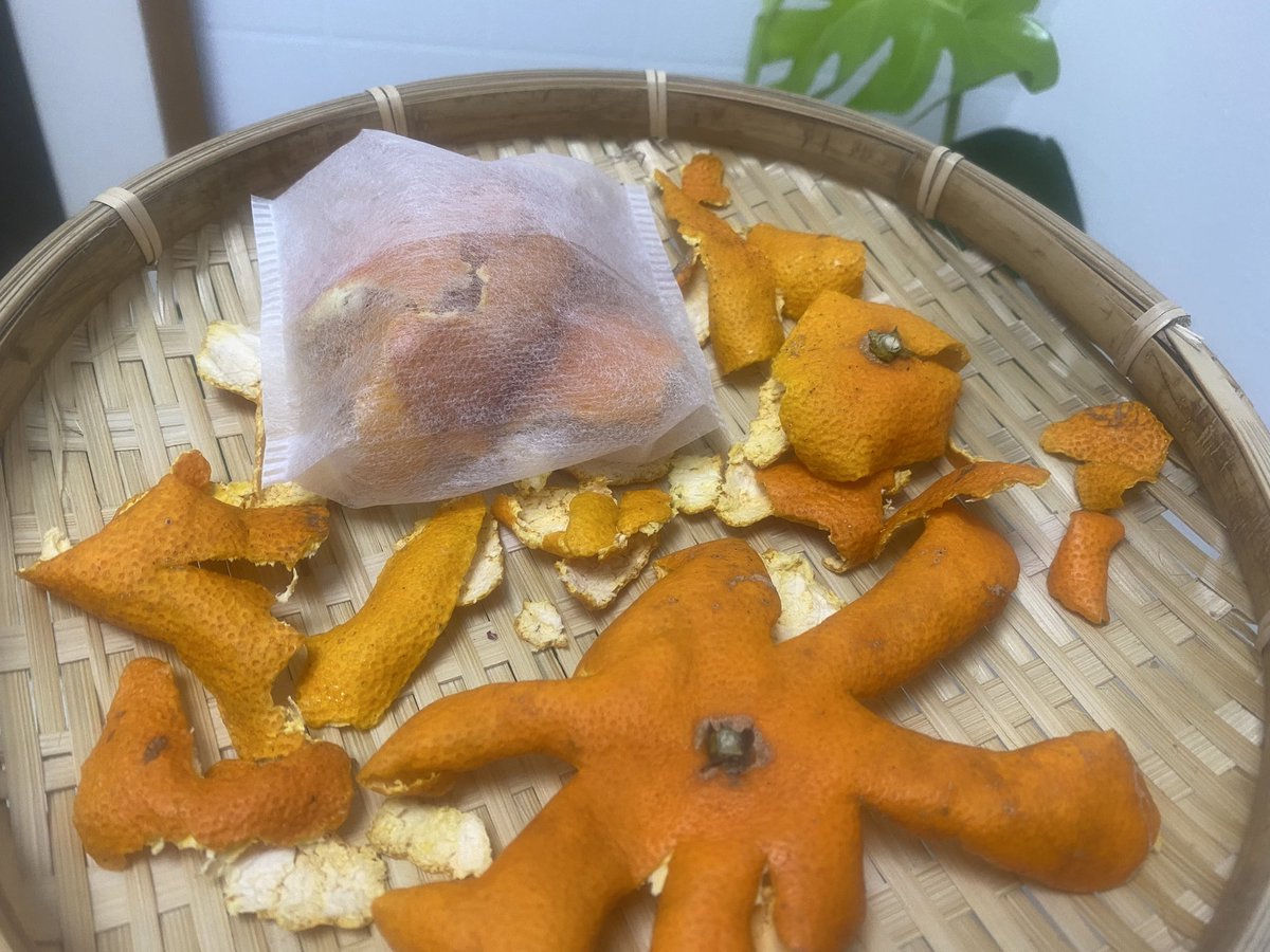 Kaho Hydeさんlove ダイエッター 冷凍みかん作った時に出たミカンの皮は乾燥させて茶袋に入れてお風呂へイン ミカン の皮のビタミンが水道水の塩素を中和させてくれて肌に良いらしい 有機みかんは皮まで安心して使えるから2度おいしい