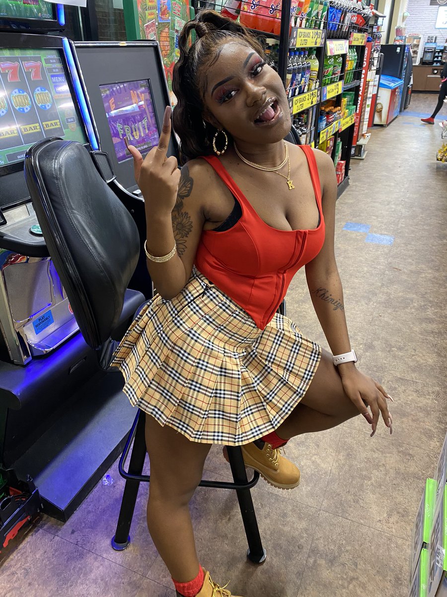 KSK______'s tweet photo. I’ll leave a bitchhhh mad with the stuck face , who the Fck y’all hoes playing with anyways? 🤷🏾‍♀️😌 BIG King 🤯
#DRIPTEMBER https://t.co/moUeMNFNRn