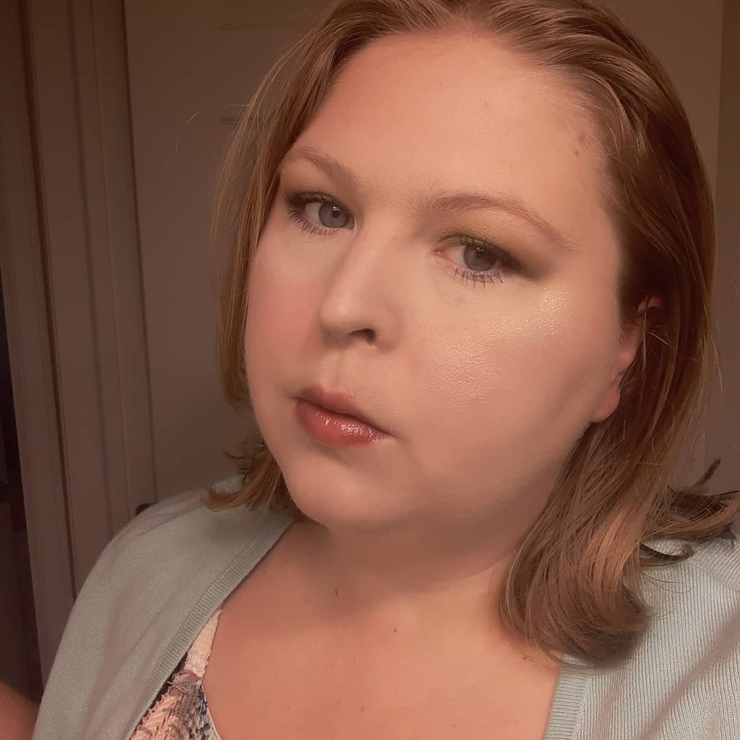 Bri8699's tweet photo. A very wearable green look using @jeffreestarcosmetics @jeffreestar #bloodmoneycollection #bloodmoneypallet #extremefrost #strippermagic #magicstarluminoussettingpowder
@tartecosmetics #shapetapepowder @elfcosmetics #camoconcealer @anastasiabeverlyhills #satinfinishfoundation https://t.co/N1gS0lHqH5