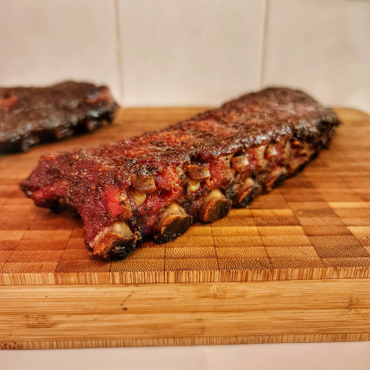 spice_punch's tweet photo. A bit of fun yesterday playing with these lovely baby back ribs from @hixsonmeatldn
1 set of Chipotle BBQ Rub &amp; the second set with the 'bacon bacon fries' kit from @AlmostFamousGN
#spicepunch #321method #biggreenegg #smoked #experimentalbbq #almostfamous #delicious #foodporn https://t.co/pVqwogHyqP