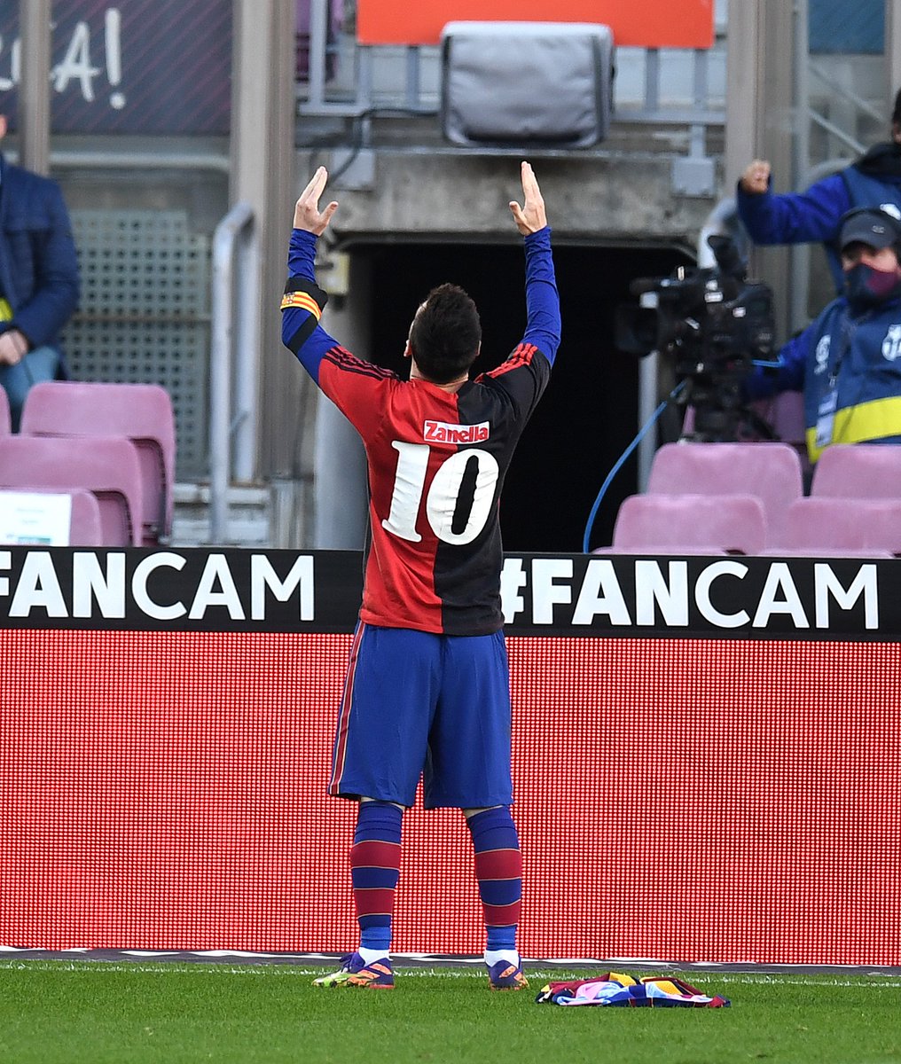 Lionel Messi pays tribute to Diego Maradona in a Newell's Old Boys No10 shirt after scoring for Barcelona. π
#UCL https://t.co/YFHrQxpOmn