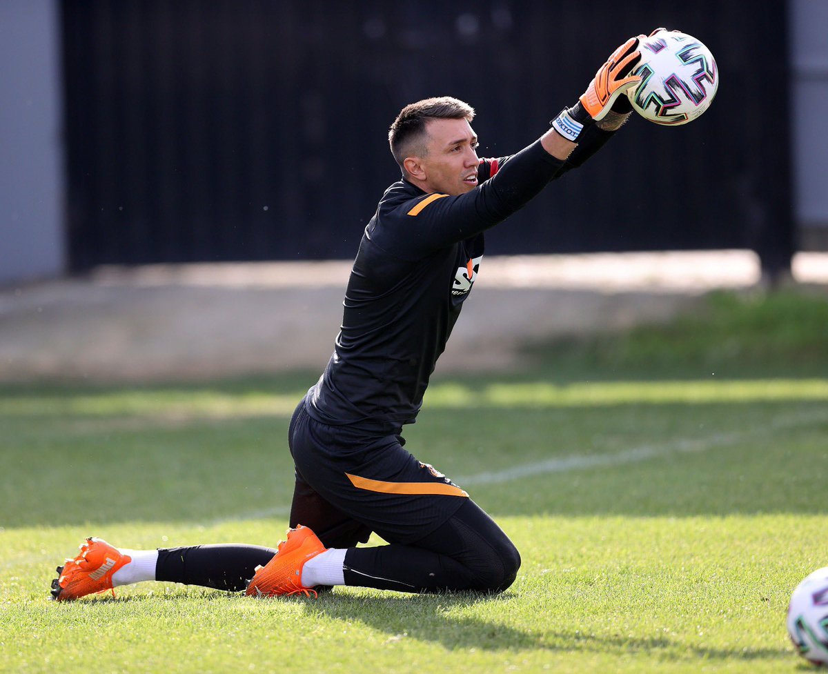 1_Muslera_25 tweet picture