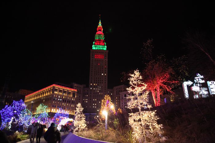 clevelanddotcom's tweet photo. The coronavirus can’t take away the magic of twinkling holiday lights. Public Square became aglow for the holiday season during Saturday night’s mostly virtual #WinterfestCLE, which included a tree lighting ceremony. Photos: John Pana, https://t.co/a4YA4VL12O https://t.co/EaRFlH2s7V