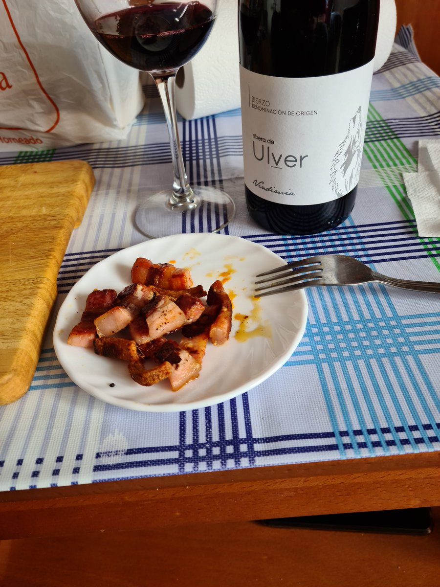 gurdus1's tweet photo. la comida de hoy ha sido queso y embutidos, y algun taper del alijo requisado en casa de mis padres, para beber dos vinos de @carrefoures, uno en oferta (@DOBierzo), y un descubrimiento magnífico (@do_vinosdeucles), por su precio, merece la pena probarlo #winwlovers #vinoencasa https://t.co/SxXVz6vICO