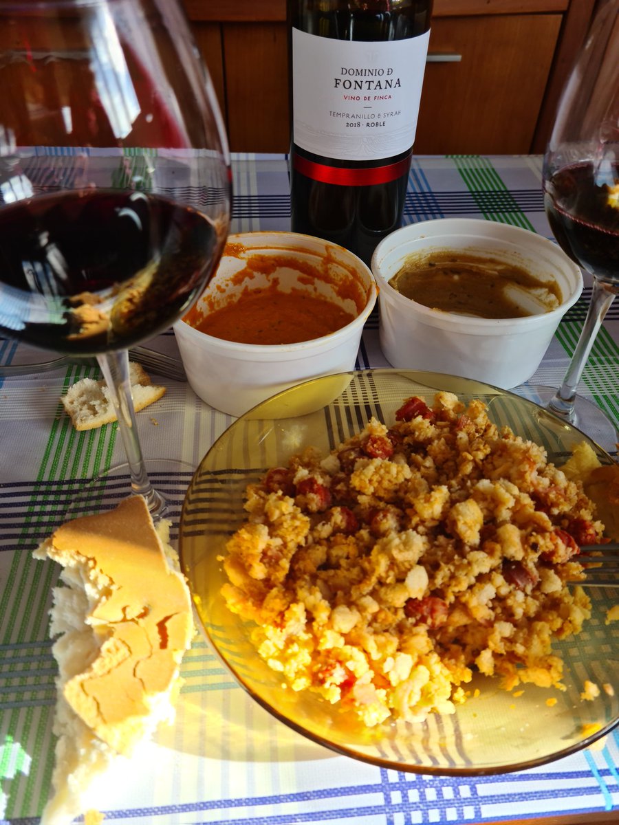 gurdus1's tweet photo. la comida de hoy ha sido queso y embutidos, y algun taper del alijo requisado en casa de mis padres, para beber dos vinos de @carrefoures, uno en oferta (@DOBierzo), y un descubrimiento magnífico (@do_vinosdeucles), por su precio, merece la pena probarlo #winwlovers #vinoencasa https://t.co/SxXVz6vICO