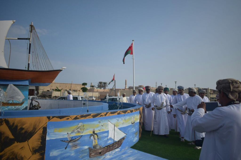 jumaa910's tweet photo. #أصيلة يعتبر دوار اصيله ت(حفة )واجهة  سياحية للسياحه في بلادي قام مجموعه من الشباب بعمل المشروع واليوم يبدع الفنان بدر جمعه بتصوير الرائع في اقتباس جماليات الدوار تحت إشرافي في إنجاز المشروع @alheddah1972 @HMOMANHM @news_jalan https://t.co/a0vDl8Ms8O