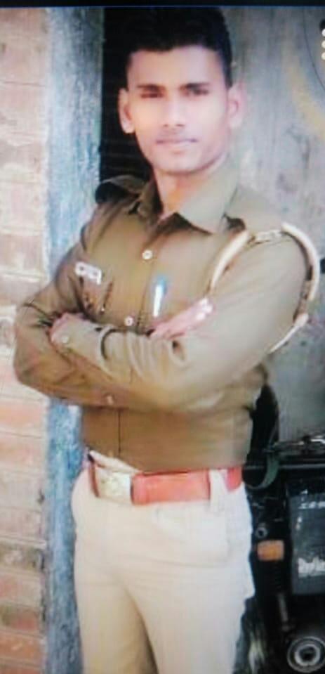 BipinKu49416366's tweet photo. @CMOfficeUP @myogiadityanath आरोपी आरक्षक के खिलाफ जल्द कार्यवाही हेतु निवेदन की आशा है, पुलिसिया रोब दिखाना , लाचार लोगो पर अत्याचार , जमीन मकान पर कब्जा करना ,वर्दी की आड़ में इनका पेशा हो गया है,,महिला के साथ मारपीट गलीगलौज, गोली मारी देने की धमकी दी जाती है। कार्यवाही हेतु निवेदन है। https://t.co/UVH6irW4UJ