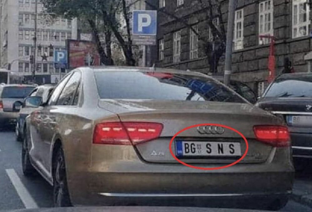 A 8 košta kao dvosoban stan. Vozi ga neka mlada politička ili diplomatska srpska  "snaga" sa nekoliko godina staža. A šta ovom registracijom želi svima da pokaže  ..? Pripadnost stranci ili poreklo imovine?