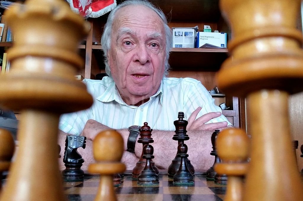 TUUR1's tweet photo. Anno 2020 in his stream https://t.co/uXVFDCAUdI 85-year-old Oscar Panno, 50 years ago participant himself in #Palma1970 !, takes a look at Geller-Mecking from this famous Interzonal: La Pieza sin Juego #OffsidePieces #Chesspattern #Ajedrez #ChessHistory https://t.co/jFTCtRZdBZ https://t.co/5bhThAsaeU
