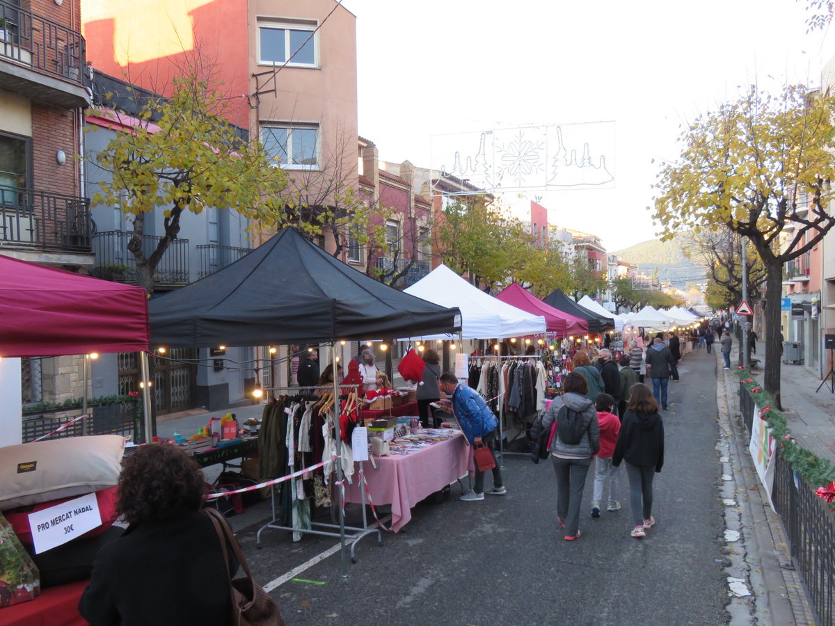 ERCLaGarriga's tweet photo. El #barridedalt de #laGarriga ha ambientat el carrer amb el #mercatdenadal Bona iniciativa de #comerç de proximitat #FemPoble https://t.co/0j0SNipVcK