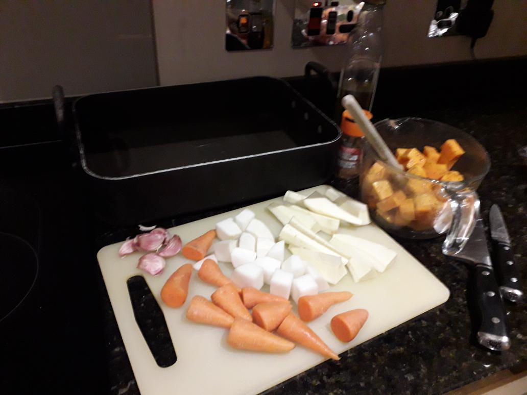 MD_Briggs's tweet photo. Today is a day for a #WinterRoast
Ham with a honey and mustard glaze accompanied with roast root vegetables in parmesan cheese 😋😋😋 https://t.co/m69flgMIn8
