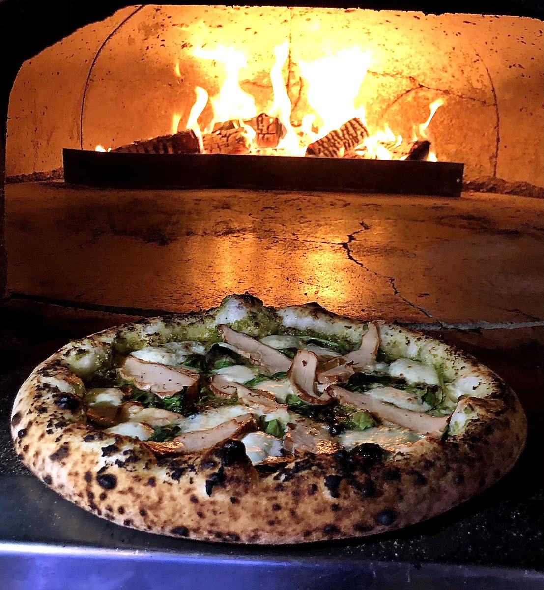 TheLab_Dublin's tweet photo. The Pollo Pesto on 48 hour fermented sourdough. Order online at https://t.co/QlqSMdnNHA 🤤🍕🍗🧀. #pizza #pizzadublin  #sourdoughpizza #pollopesto #vesuvis https://t.co/X4fB9XNTMG