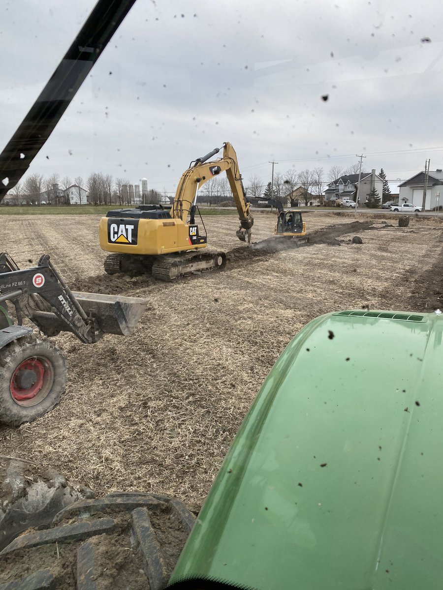 jfpare2's tweet photo. Quand on fait du drain au Québec il y a des belles et parfois des moins belles journée!😅 https://t.co/Hp0qyXfx0b