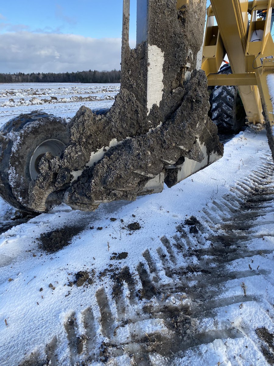 jfpare2's tweet photo. Quand on fait du drain au Québec il y a des belles et parfois des moins belles journée!😅 https://t.co/Hp0qyXfx0b