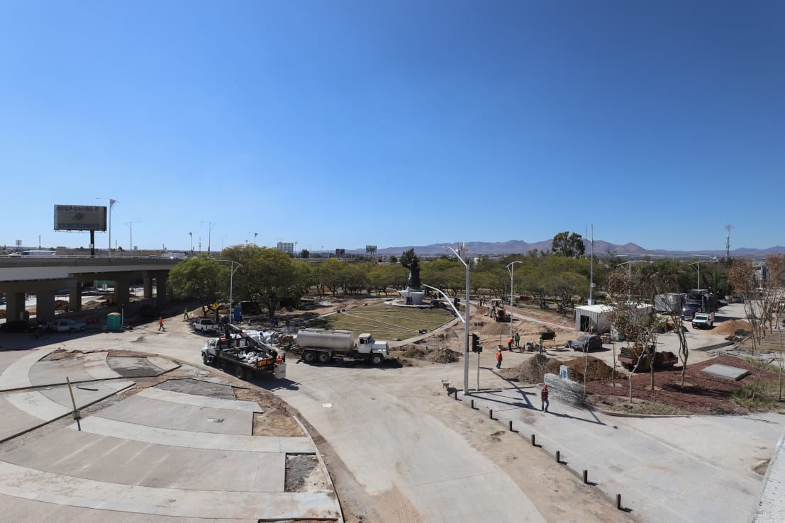 MartinOrozcoAgs's tweet photo. A unos días de entregar la parte inferior del distribuidor vial Américas, me di una vuelta para comprobar los avances de su construcción y la instalación del Monumento a la Paz; muy pronto este será un espacio de esparcimiento para las familias de #Aguascalientes. https://t.co/vyfCzS77qM