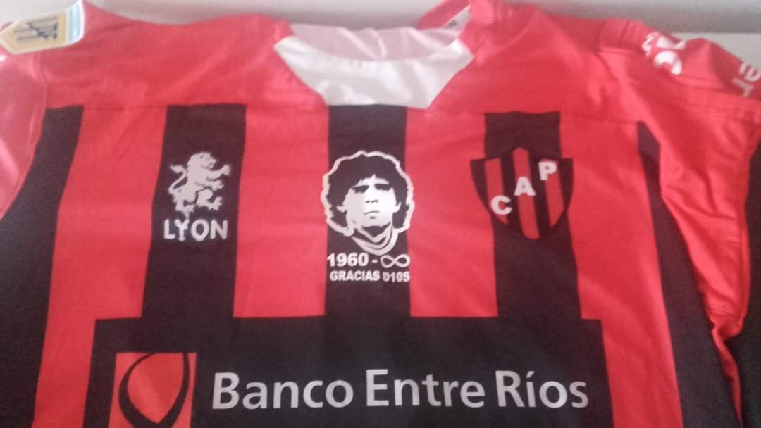 LooseFederico's tweet photo. #Patronato ⚫🔴⚫
HOMENAJE AL 10.
Asi será la camiseta del rojinegro para el partido vs Huracán, en homenaje al genio del fútbol mundial!
#Maradona https://t.co/mAcKVljn2a