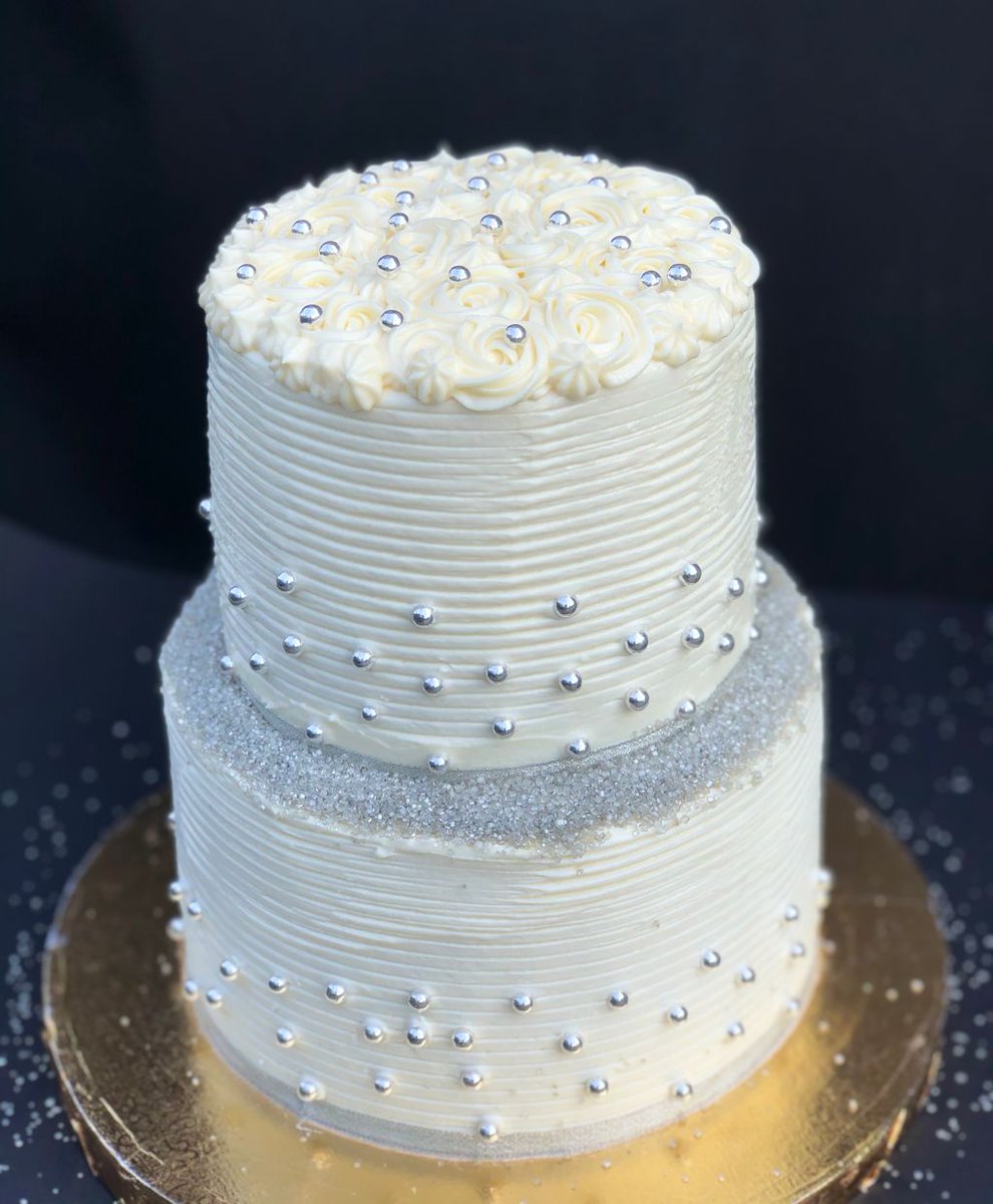 zisvngs's tweet photo. First attempt 💃🏽
How’d we do?
#zisungs #accrabaker #tiercakes #weddingcakes https://t.co/ZQIhDXQcLi