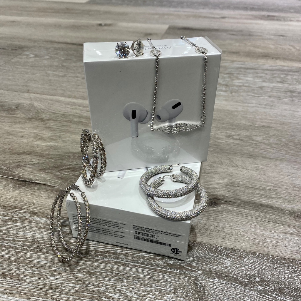 Spend $999 and up during IDC’s Black Friday Weekend and you’ll receive a pair of airpod pros FREE!  There’s no better way to dress up the ears than diamond studs, or hoops, and a pair of airpods!  😍