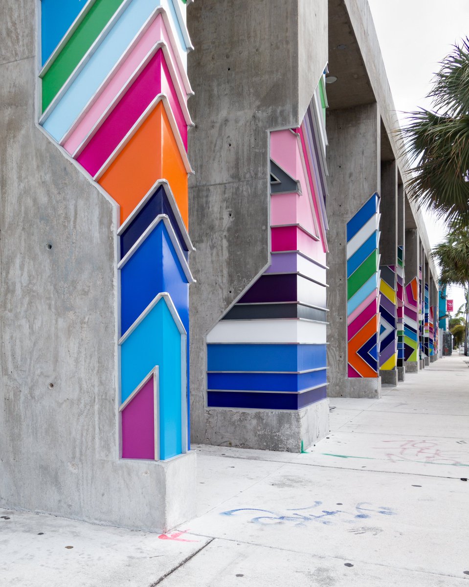 Troystudio's tweet image. The old building was partially demolished and replaced with a raw brutalist concrete façade and 21 columns exposing multicolored inlays. #TroySimmons #Miami #Wynwood @WynwoodMiami