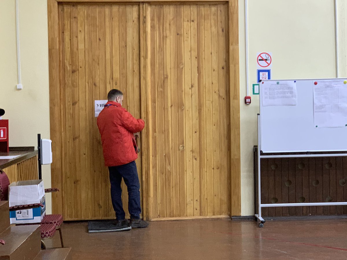 Старая байка в действии. После 20:00 никого не выпускать и не в пускать. Помещение закрывают на ключ изнутри. И неважно, что в фойе ещё сотрудник полиции 🤓