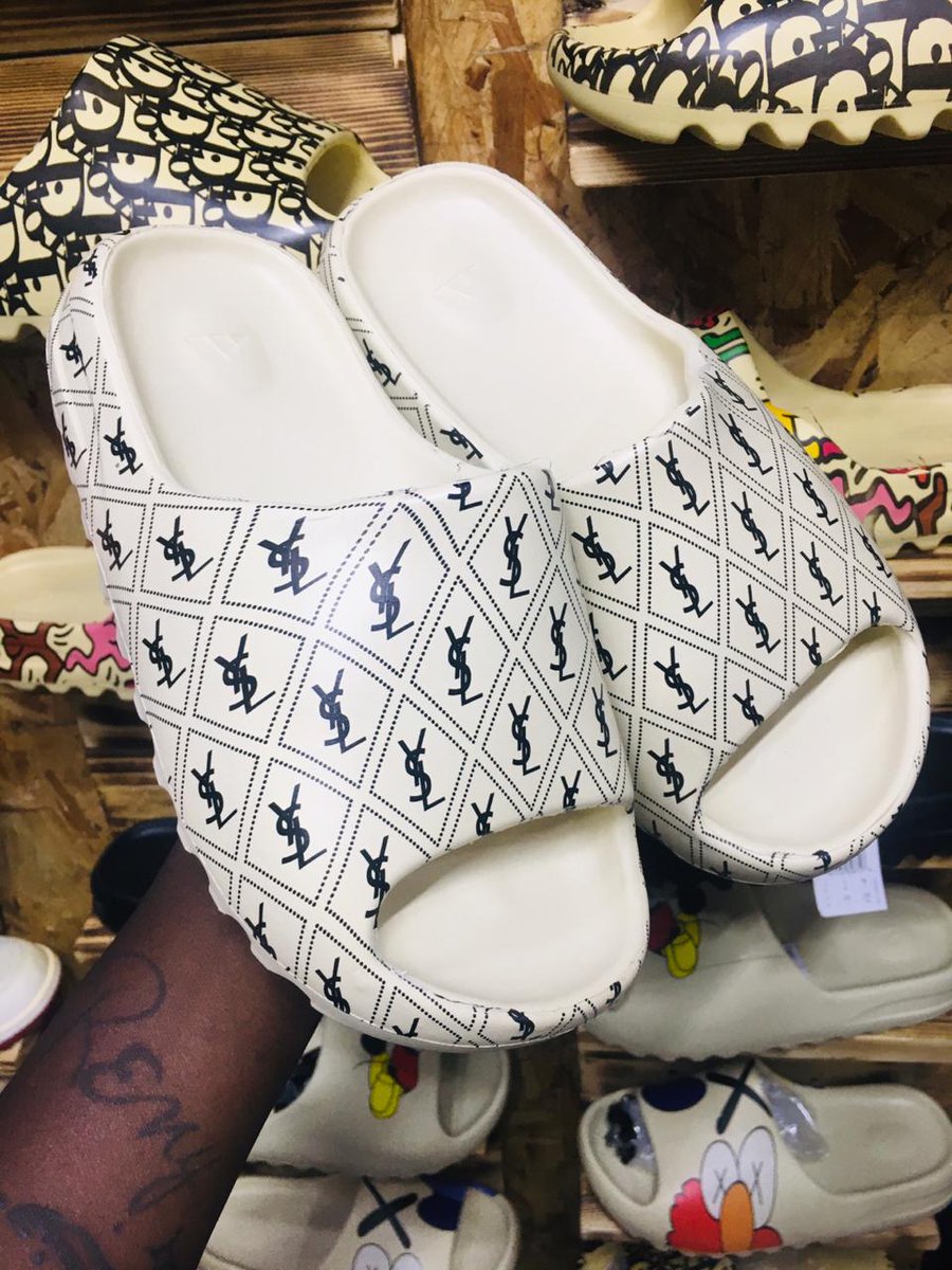 MukuiRoy's tweet photo. Yeezy Slides
Available sizes 40-45
Price: 2,000/-
#KenyaPowerMustFall
#Reggaekuruka
#RejectBBI
#BBINonsense
#KenyaPower
#sneakers
#drip
#Nairobi
#nairobihatupangwi
#CitizenWeekend
#JKLive
#10over10 https://t.co/MQyo1sxs08