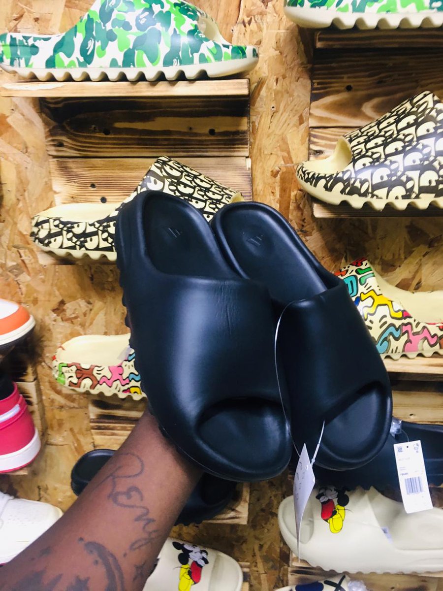 MukuiRoy's tweet photo. Yeezy Slides
Available sizes 40-45
Price: 2,000/-
#KenyaPowerMustFall
#Reggaekuruka
#RejectBBI
#BBINonsense
#KenyaPower
#sneakers
#drip
#Nairobi
#nairobihatupangwi
#CitizenWeekend
#JKLive
#10over10 https://t.co/MQyo1sxs08