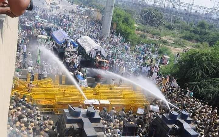 kakarauliwala's tweet photo. #standwithfarmerschallange
#StandWi
Why is the Indian government stopping the farmers and attacking them with tear gas and water canons if they are peacefully marching and protesting. What kind of democracy is this?? https://t.co/BJMpidsOWY
