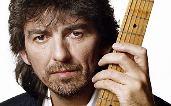 Un día como hoy del año 2001 fallecía el Gran GEORGE HARRISON, músico multiinstrumentista, compositor, cantautor, productor musical, productor cinematográfico, actor, filántropo y activista pacifista y ecologista británico, guitarrista y cantante de la banda de rock The Beatles. https://t.co/bTnHMQ4Ke4