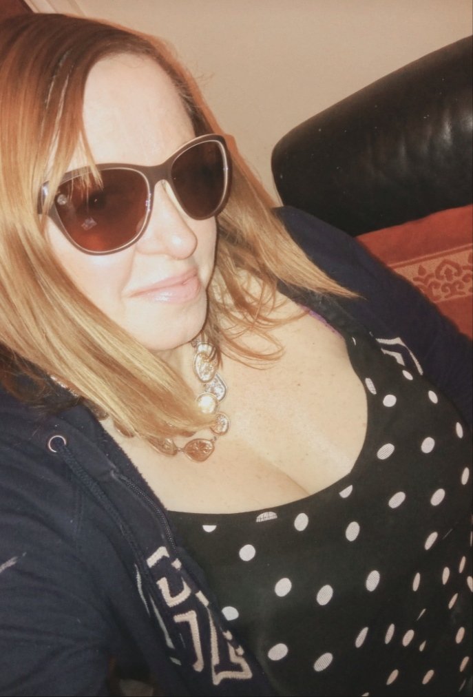 Anna90523382's tweet photo. Didn't realize polarised sunglasses are just for driving really🤦🤣Reading is like going back to being a kid in the 70s &amp; looking at colour's thru a kaleidoscope May need to speak to optician again #gbdoc #eyebleed Don't need glasses issue is just glare #DiabetesAwarenessMonth https://t.co/85U8sUpr6g