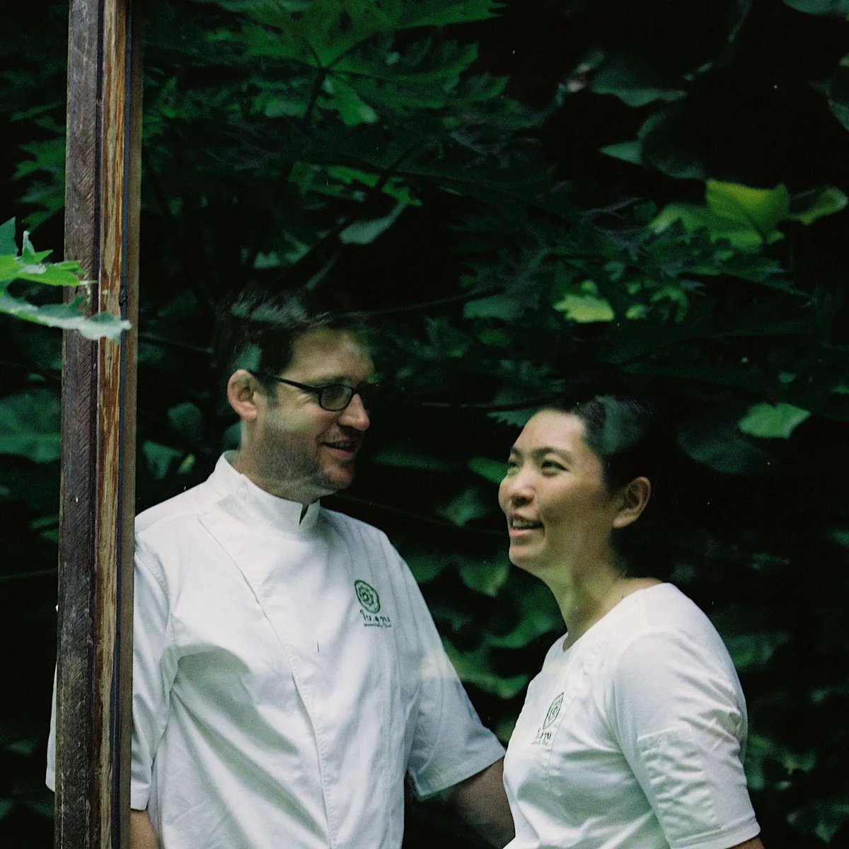@GELINAZ (@thegelinaz) on Twitter photo PAY ATTENTION TO <a href="/andreja/">Andreja Lajh / HdG</a> NOW: BO SONGVISAVA & DYLAN JONES FROM <a href="/Bolan_thai/">Bo.lan Restaurant</a> HAVE SOMETHING REALLY REALLY IMPORTANT TO SAY! hautdegamme.net/2020/11/29/gel… <a href="/supercharz/">Charmaine Mok</a> <a href="/FlorentBonnefoy/">Florent Bonnefoy</a> @SusanJungHKFood <a href="/mclortie/">marie-claude lortie</a> <a href="/RicCamanini/">Riccardo Camanini</a> <a href="/SanguenaGuelra/">Sangue na Guelra</a> PAY ATTENTION TO <a href="/andreja/">Andreja Lajh / HdG</a> NOW: BO SONGVISAVA & DYLAN JONES FROM <a href="/Bolan_thai/">Bo.lan Restaurant</a> HAVE SOMETHING REALLY REALLY IMPORTANT TO SAY! hautdegamme.net/2020/11/29/gel… <a href="/supercharz/">Charmaine Mok</a> <a href="/FlorentBonnefoy/">Florent Bonnefoy</a> @SusanJungHKFood <a href="/mclortie/">marie-claude lortie</a> <a href="/RicCamanini/">Riccardo Camanini</a> <a href="/SanguenaGuelra/">Sangue na Guelra</a>