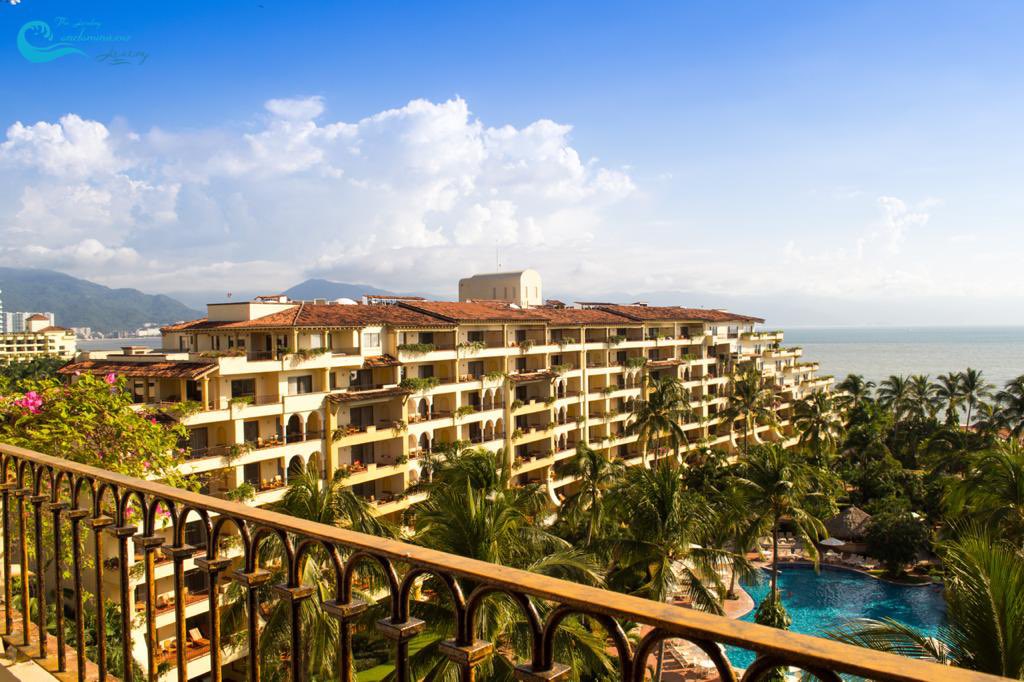 LeadingConcierg's tweet photo. #condoatardecer cuenta con una de las más increíbles #vistasalabahia de #puertovallarta no pierdas la oportunidad de disfrutar los majestuosos atardeceres desde su #espacioso balcón. #rentasvacacionales #propertymanagement #propertyconcierge #marinavallarta #felizdomingo https://t.co/tXtvwfdfCa