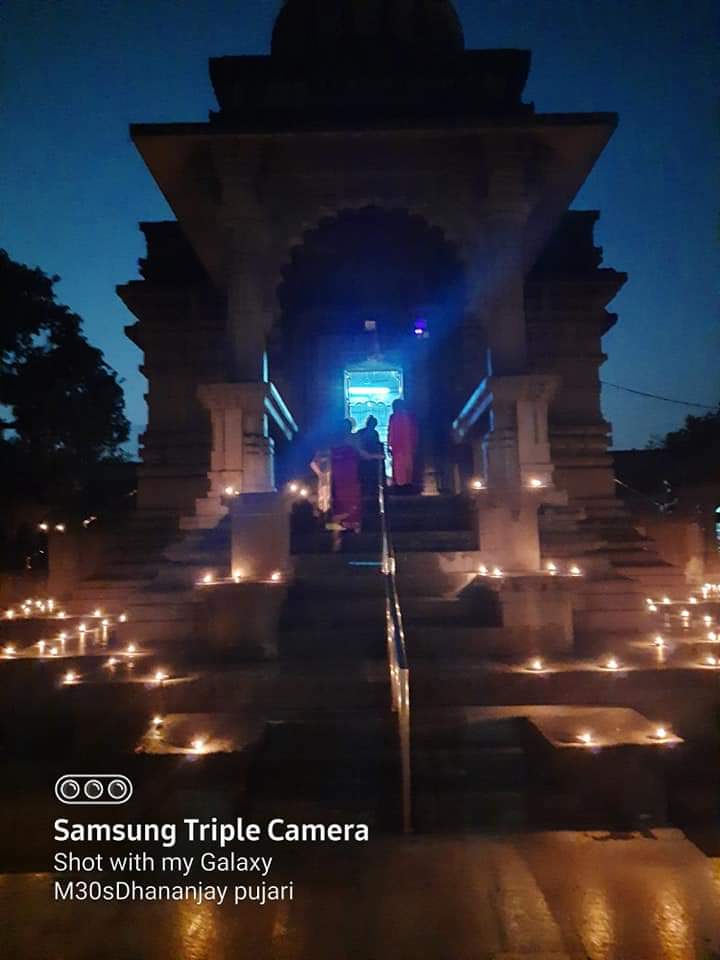 शुभंकरोती कल्यांणम् आरोग्यं धन संपदा शत्रू बुध्दी विनाशाय दिपज्योती नमोस्तुते..
कार्तिक पौर्णिमेला उजळले श्रीकाळाराम मंदिर प्रांगन...
#श्रीमहंत2024
