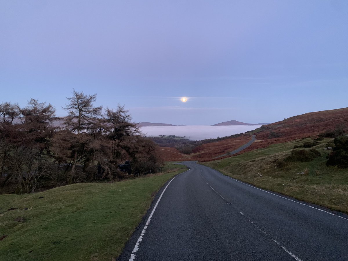 waltersdai's tweet photo. @DerekTheWeather @JoyceGervis @TyMawrLime Crickhowell and llangorse this evening https://t.co/XxaM2qYP69