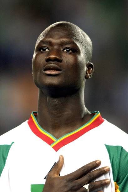 Oufdefoot's tweet photo. Nous venons d’apprendre la disparition de Papa Bouba Diop 🙏🏼🙏🏼🙏🏼
Respect pour ce joueur que nous avons adoré voir jouer avec Lens et avec le Sénégal 🇸🇳 
Nos pensées pour sa famille 🙏🏼 https://t.co/49N2suBPDE