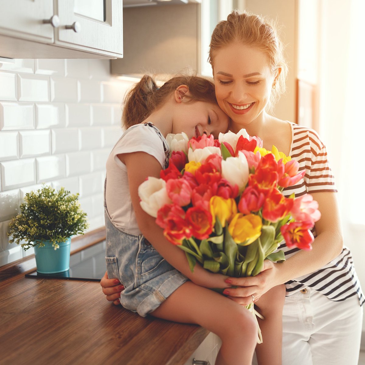 StroyPromServ's tweet photo. 💐 Сегодня в нашей стране замечательный праздник - День матери! 

ГК «С��ройпромсервис» хочет напомнить вам о важности этого дня. Мама - особенный человек в жизни каждого из нас! Не забывайте говорить ей приятные слова каждый день, а сегодня умножьте их в несколько раз! 🤗 https://t.co/9mInYpKquQ