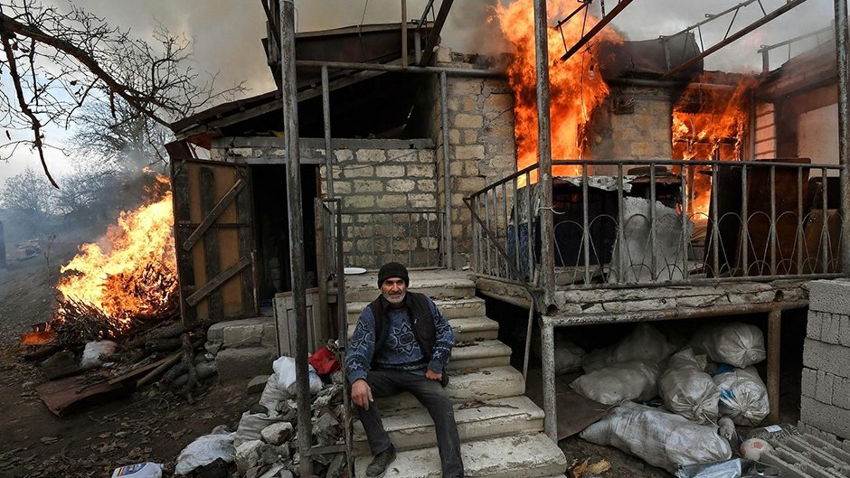 возгорание сухой травы. сжигание сухой травы. горящий дом. великая отечественная война деревня хатынь. жег дом.