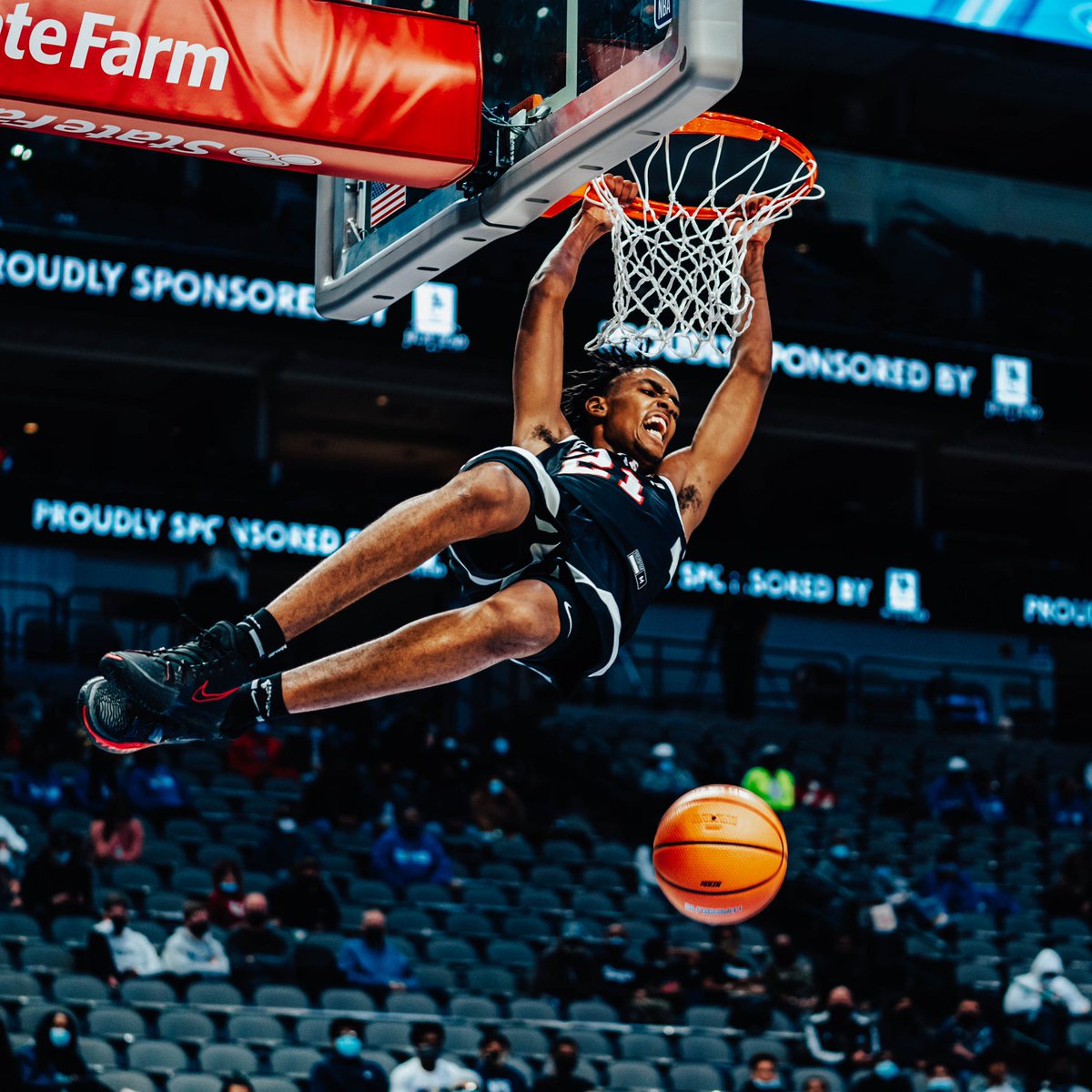 CrtvDawson's tweet image. 🦃 𝐇 𝐎 𝐎 𝐏 𝐅 𝐄 𝐒 𝐓 🏀
•••
Emoni Bates went off for 28 @AACenter @TheSeasonTicket #emonibates #slamhs